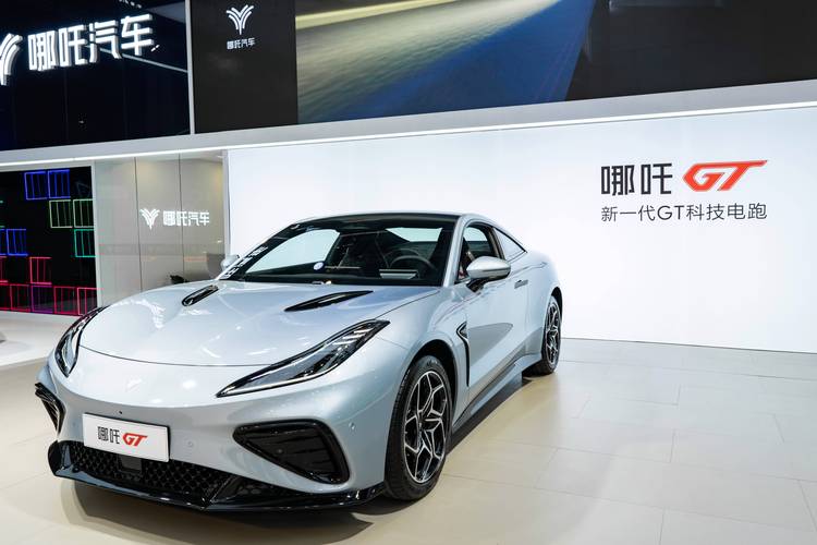 重庆325哪吒汽车在智能汽车领域的表现，领途汽车在新能源汽车市场中的影响力